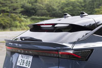 ベースモデルと同じルーフスポイラーに加えて、デッキスポイラーも装備。ワイパーの下にはドレンが備わっている。