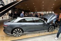 「ルーシッド・エア」が展示された市内パビリオン。