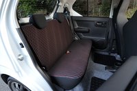 赤いアクセントカラーを除けば、リアシートは基本的に標準車と同じ。一体可倒式で、ヘッドレストが標準装備される。