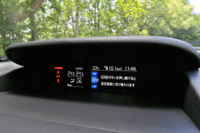 各種の車両情報を表示する、ダッシュボード上の4.3インチ「マルチファンクションディスプレイ」。操作スイッチは、画面より1段下にレイアウトされる。(写真をクリックすると、画面の表示バリエーションが見られます)