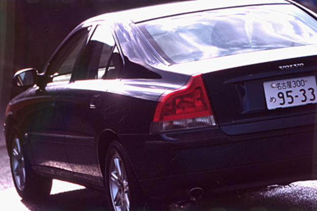 【スペック】S60 T-5:全長×全幅×全高=4575×1815×1430mm/ホイールベース=2715mm/車重=1540kg/駆動方式=FF/2.3リッター直5DOHC20バルブターボ(250ps/5200rpm、33.7kgm/2400から5200rpm)/車両本体価格=520.0万円(テスト車=601.75万円)