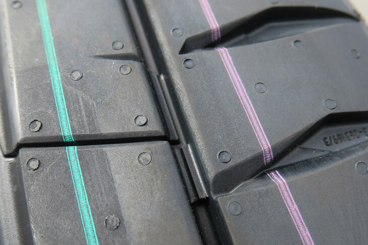 アウト側のストレートグルーブ内に設けられた”インターロック・エレメント”。負荷がかかった際のブロックの変形を抑制し、走行安定性の向上に寄与する。