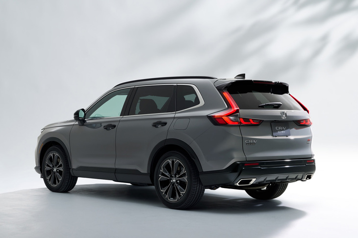 「CR-V e:HEV RSブラックエディション」のリアビュー。