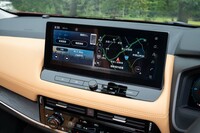 センタースクリーンは12.3インチ。オーディオの操作やカメラの起動、ラジオの交通情報の呼び出しなどにはメカニカルなスイッチが用意されている。