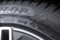 サイドウオールにはシビアスノータイヤとして認められた証しである「スノーフレークマーク」が刻まれる。高速道路に冬用タイヤ規制が敷かれても通行できるのは、スタッドレスタイヤと同様だ。