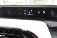 メーターパネルは、ダッシュボードの中央にレイアウトされる。視界をさえぎることのないよう、天地が薄いデザインとなっている。