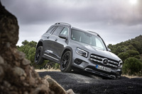 「GLB200d 4MATIC」でオフロードコースを走行。凹凸のあるコースで1輪が浮くような状況に陥っても、クルマはミシリともいわず、ボディー剛性の高さを印象付けた。