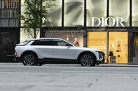 キャデラック初のBEVとして、本国では2022年に市場投入された「リリック」。SUVとステーションワゴンを融合したような意匠が特徴の、クロスオーバーモデルだ。