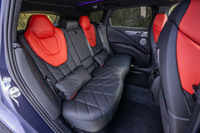 リアシートもフロントシートに準じたカラーコーディネートが採用される。シートと同じ表皮が用いられた「XM」ロゴ入りのクッションが2つ付属する。