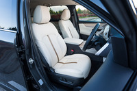 前席にはヒーター&ベンチレーションを完備。ステアリング調整が電動というのもぜいたくだ。