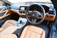 日本仕様のハンドル位置は基本的に右だが、上級モデルの「M440i xDrive」では左も選択可能。試乗車の内装には、オプションで用意されるBMW Individualのインテリアトリムが採用されていた。