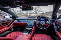 センターコンソールに12.8インチ有機ELメディアディスプレイを配置し、「デジタルとアナログの調和」がうたわれる「Sクラス」のインストゥルメントパネル。