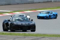 富士スピードウェイのレーシングコースを走る「Z06」(左手前)と、レギュラーモデルの「コンバーチブル」(右奥)。C8はレギュラーモデルもバックオーダーを抱えているため、納車待ち中のお客から「今からZ06に変えられない?」と相談されることもありそうだ……。