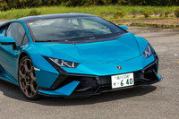 両サイドで大胆にY字を表現したバンパーは新デザイン。これによってボディーの全長が「ウラカンEVO」よりも61mm長くなっている。