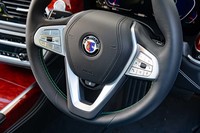 ラヴァリナレザー巻きのステアリングホイールはブルーとグリーンのステッチで仕立てられる。