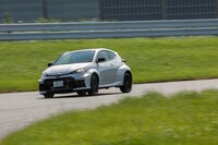 25式(2025年モデル)ではパワーステアリングの制御も変更。「RZ“ハイパフォーマンス”」では本格的なサーキット走行を念頭に限界域での速さとコントロール性を追求、「RZ」ではワインディングロードからサーキットまで、幅広いシーンで俊敏な走りを楽しめるよう調律するなど、グレードによって制御が使い分けられるようになった。