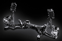 「レクサスLBX」は「トヨタ・ヤリス クロス」よりホイールベースが延びているが、これは大径タイヤをおさめるべく、フロントサスペンションのキャスター角を大きくしたためだ。またフロントでは、軽量化のためにアルミ製のナックルが採用された。