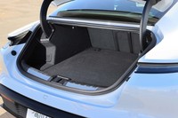 トランクルームの容量は366リッター。リアシートの背もたれは40:20:40分割で前に倒せる。