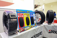 会場では二輪車用/四輪車用タイヤの、新品と摩耗した状態の比較展示も。