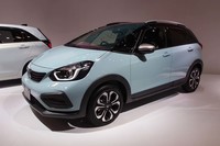 「クロスター」と名付けられたグレード。SUVを思わせるデザインで個性を主張する。