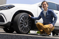「アレンザLX100」の実力をリポートする森口将之氏。自動車そのものはもちろん、タイヤなどの関連商品や、道路、公共交通にも精通する、モータージャーナリスト&モビリティジャーナリストである。