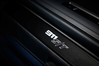 「911 S/T」のロゴマークはそこかしこに。写真はサイドシル部分のもの。