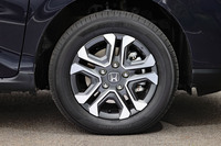 クロスオーバー風の「クロスター」でも、足まわりの仕様に特段の変更はない。ただ「フリード/フリード+」では、グレードを問わず4WD車の最低地上高がFF車より15mm高くなっている(150mm)。