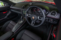 インテリアの基本デザインは「718ケイマン」に準じたもの。通常ではオプションとなる「スポーツクロノパッケージ」が標準装備されている。