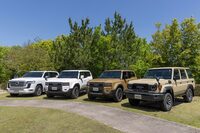 日本で販売される「ランドクルーザー」のラインナップ。今日では、ライトデューティー系の“250”(写真中央2台)が“生活実用”のための基幹モデルとされており、ヘビーデューティー系の“70”(写真向かって右)は業務用途や過酷な環境下での使用を主体とした“普遍”のモデル、ステーションワゴン系の”300”(同左)は、最新の技術により率先して進化する、ランクルの“象徴”として位置づけられている。