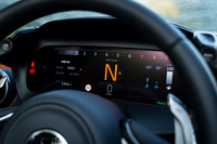 ステアリングコラムにマウントされた液晶メーター。カウルの左右には足まわりやパワートレインのモード切り替えスイッチが備わっており、ドライバーはハンドルから手を離さずにそれらを操作できる。