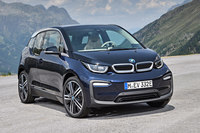 標準モデルの「i3」。2016年に一充電走行可能距離を伸ばす改良を受けており、今回のマイナーチェンジはデザインの変更と装備の強化が主となっている。