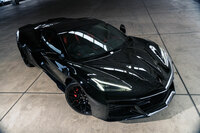 現状、日本で選べる「Z06」は以下の仕様のみで、ほかの色や装備は選べない。【ボディータイプ:クーペ/グレード:3LZ/ボディーカラー:ブラック/インテリアカラー:アドレナリンレッド/シート:コンペティションスポーツバケット(スウェーデッドマイクロファイバーインサート付きナパレザー)/シートベルト:トーチレッド/ステアリングホイール:カーボンファイバー&スウェーデッドマイクロファイバーラップド/ホイール:スパイダー・デザイン・ブラック/ブレーキキャリパーカラー:ブライトレッド】