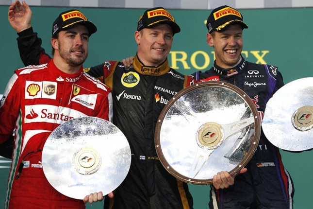 開幕戦のポディウムにのぼったドライバー。優勝したロータス・ルノーのキミ・ライコネン(中央)、2位でゴールしたフェラーリのフェルナンド・アロンソ(左)、3位に入ったレッドブル・ルノーのセバスチャン・ベッテル(右)。いずれもチャンピオン経験者だ。(Photo=Lotus)