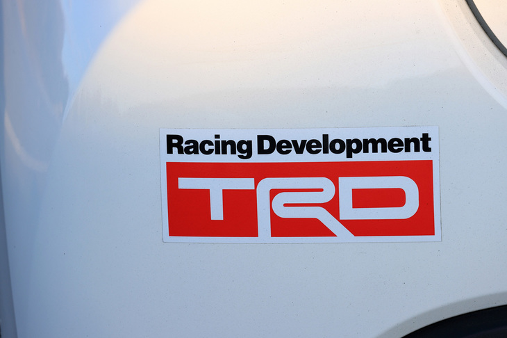 TRDとは、トヨタ自動車の子会社であるトヨタカスタマイジング&ディベロップメントが展開するブランドであり、自動車のカスタマイズやモータースポーツに関連する用品の開発を手がけている。