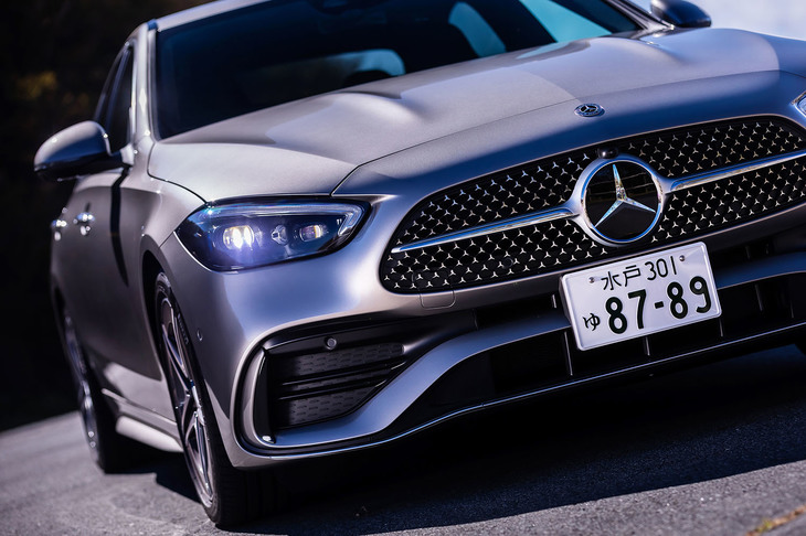 オプションの「AMGライン」が選択された試乗車のフロントグリルは、「スターパターングリル」と呼ばれるもので、スリーポインテッドスターが細かくあしらわれたデザインが特徴。ヘッドランプは、片側あたり130万個もの微小な鏡で光を屈折させ照射する「デジタルライト」が標準装備される。