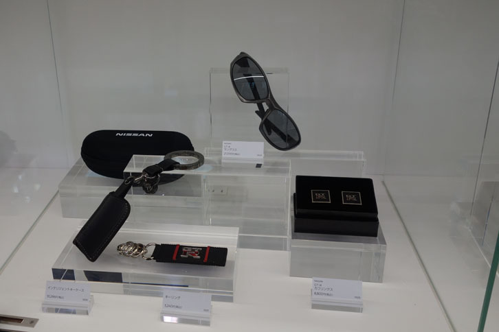 「日産ブティック」の「GT-R」コーナーその2。右のカフリンクスがかっこいい。