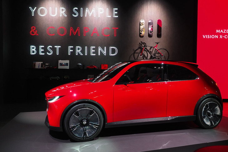 「マツダ・ビジョンXコンパクト」は、「マツダ2」をほうふつさせる全長×全幅×全高=3825×1795×1470mmのキュートなコンパクトカー。