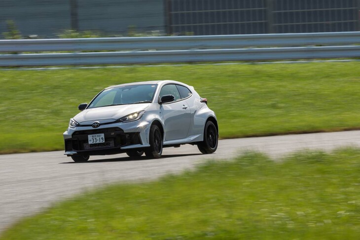 25式(2025年モデル)ではパワーステアリングの制御も変更。「RZ“ハイパフォーマンス”」では本格的なサーキット走行を念頭に限界域での速さとコントロール性を追求、「RZ」ではワインディングロードからサーキットまで、幅広いシーンで俊敏な走りを楽しめるよう調律するなど、グレードによって制御が使い分けられるようになった。