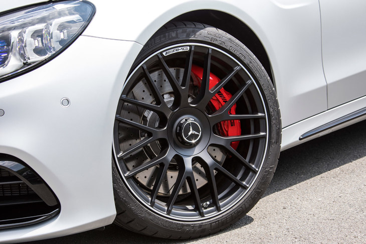 セダンの「C63 S」と「C63 Sステーションワゴン」のタイヤサイズは、前が245/35R19、後ろが265/35R19となっている。
