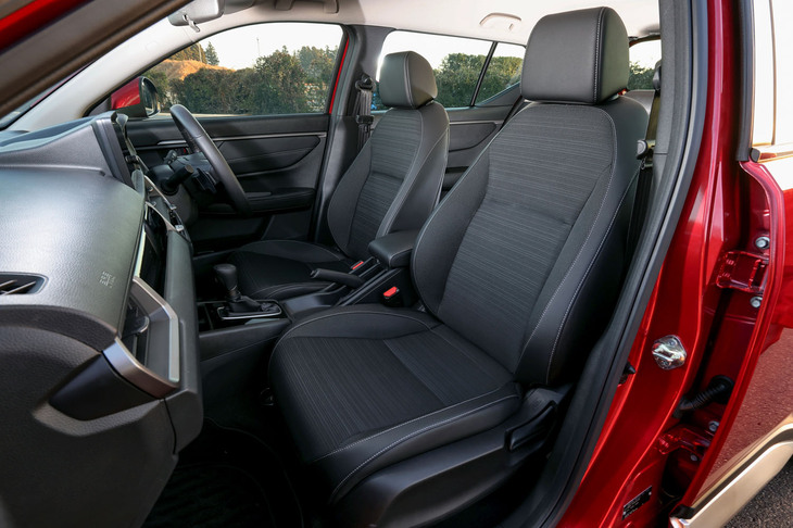 「Z」グレード以上にはプライムスムース(合皮)とファブリックのコンビシートが採用される。