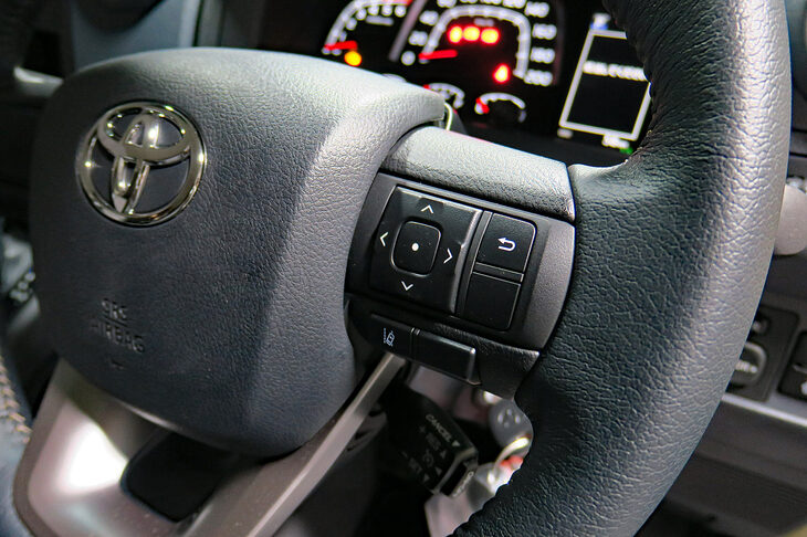 トヨタ・ランドクルーザー“70”(ステアリングスイッチ)