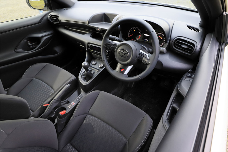 「RC」にはオーディオの設定はなく、エアコンもオプション扱い。シフトノブやサイドブレーキのグリップはウレタン製だが、ステアリングホイールは革巻きである。