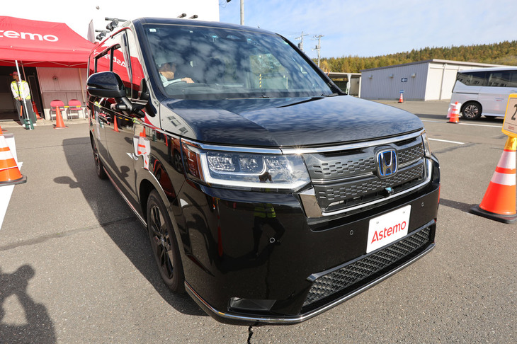 マルチカメラの活用によってLiDAR無しでも3Dセンシングをできるようにした開発車両。三角法の要領で障害物などとの距離を正確に測れる。開発車両は「ホンダ・ステップワゴン」だが、開発中の技術はすべて日立アステモのオリジナルだ(以下の写真も同じ)。
