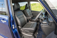 シート表皮は合成皮革のレザレット。背もたれに「AUTECH」のステッチがあしらわれる。