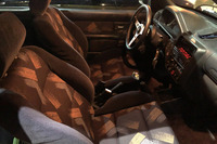 「106」のドアを開けてまず目に飛び込んできたのは、田舎っぽくてセンスのないシートの柄。フランス車なのになぜこんなにダサいのか? でもいまさらそんなことはどうでもいい。なんたって106はネオクラシックカーなのだから。