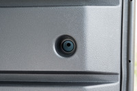 荷室の床面や側壁、天井には、じつに17個ものユースフルナットを設置。ボルトやフック、L字金具などの取り付けが可能で、純正アクセサリーを含め、さまざまなアイテムで荷室をアレンジできる。