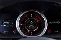 メーターは単眼式。タコメーターのレッドゾーンは7000rpmから。