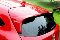 「ヴェゼル」用のロアウイング。標準装備されるテールゲートスポイラーを延長する形で装着する。