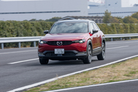 「MX-30」の駆動用モーターは最高出力170PSを発生。ロータリーエンジンは駆動には参加しないが、シリーズハイブリッド状態で走行中にはエキゾーストノートが楽しめる(それほど快音ではない)。