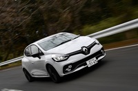 今回の試乗車は「ルーテシア ルノー・スポール」の中でもサーキットでの走りを重視して最もスポーティーに仕上げられた「トロフィー」グレード。車両価格は329万円。